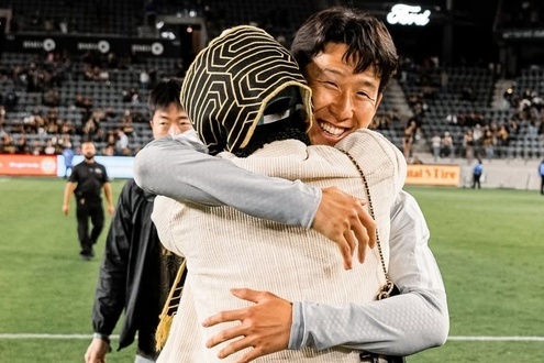 Khoanh khac gay sot cua G-Dragon va Son Heung Min hinh anh