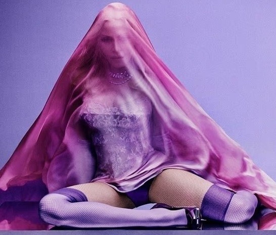 Madonna gay tranh luan hinh anh