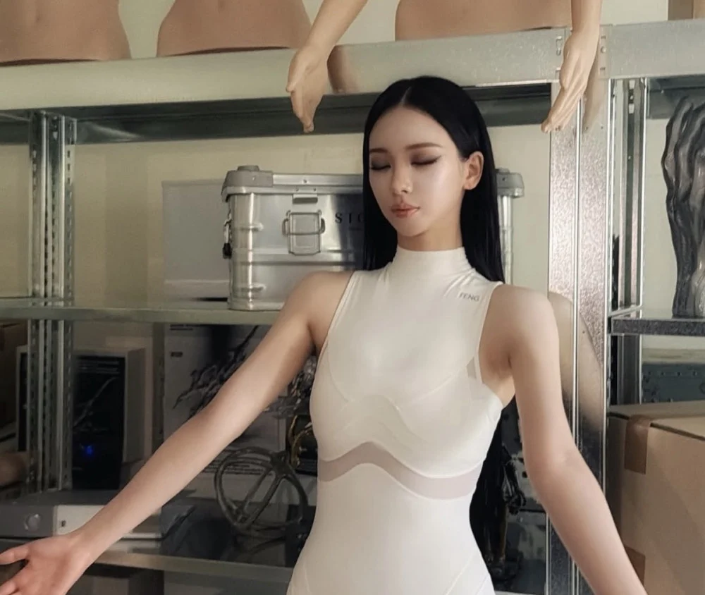 Ve ngoai nhu AI cua nu ca si gay ban tan hinh anh