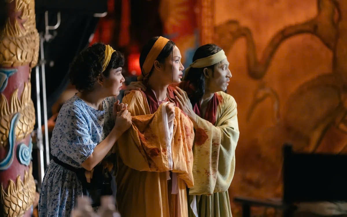 Vi sao nhieu khan gia bo ve khi xem phim Viet ‘Dai tiec trang mau 8’? hinh anh