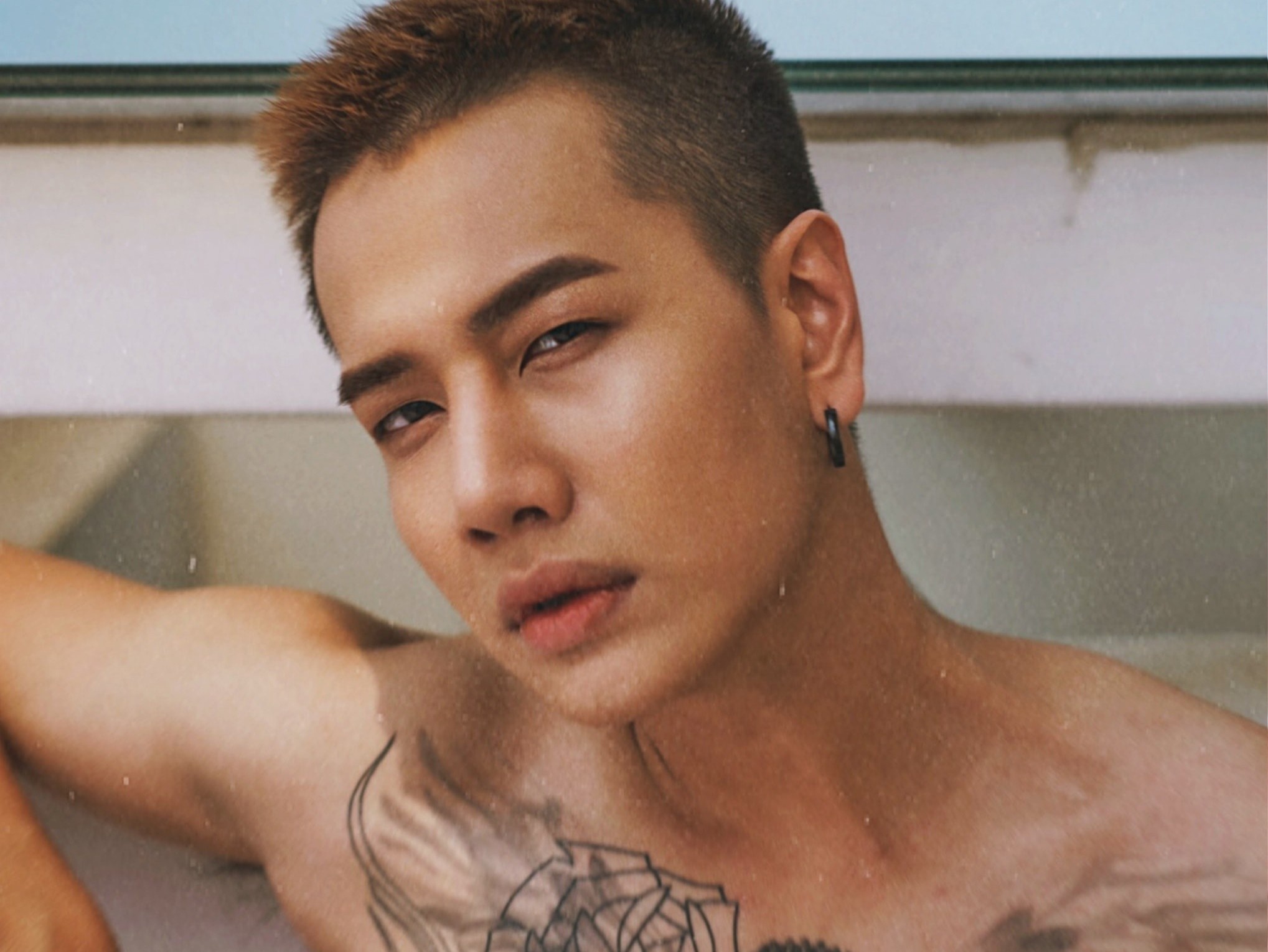 Lou Hoang dung dien hinh anh