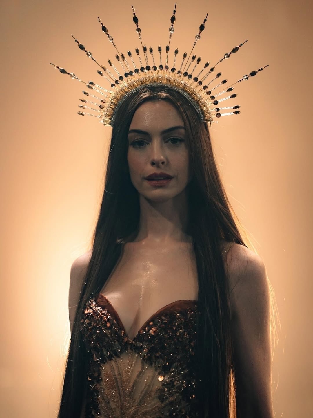 Anne_Hathaway_Mother_Mary_filminden_yeni_gorunumuyle_kars_m_zda._1_.jpg