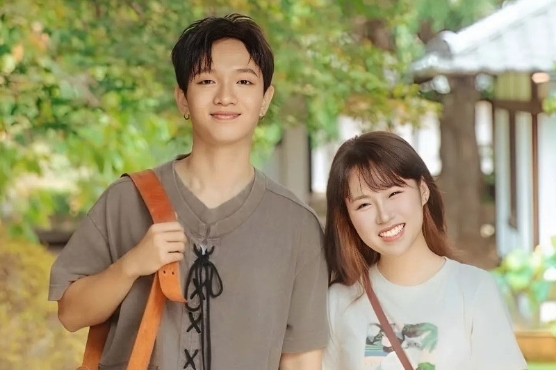 Hoang Dung va vo quan ly len tieng ve ca khuc 'Nang tho' hinh anh