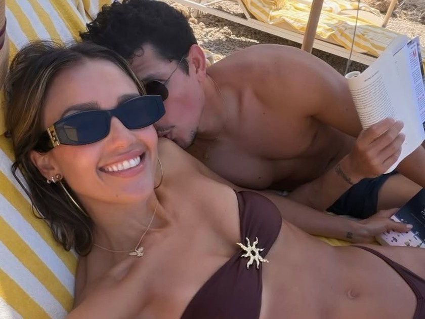 Jessica Alba man nong ben ban trai kem 11 tuoi hinh anh
