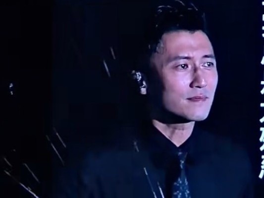Tạ Đình Phong khóc trên sân khấu sau khi cha qua đời