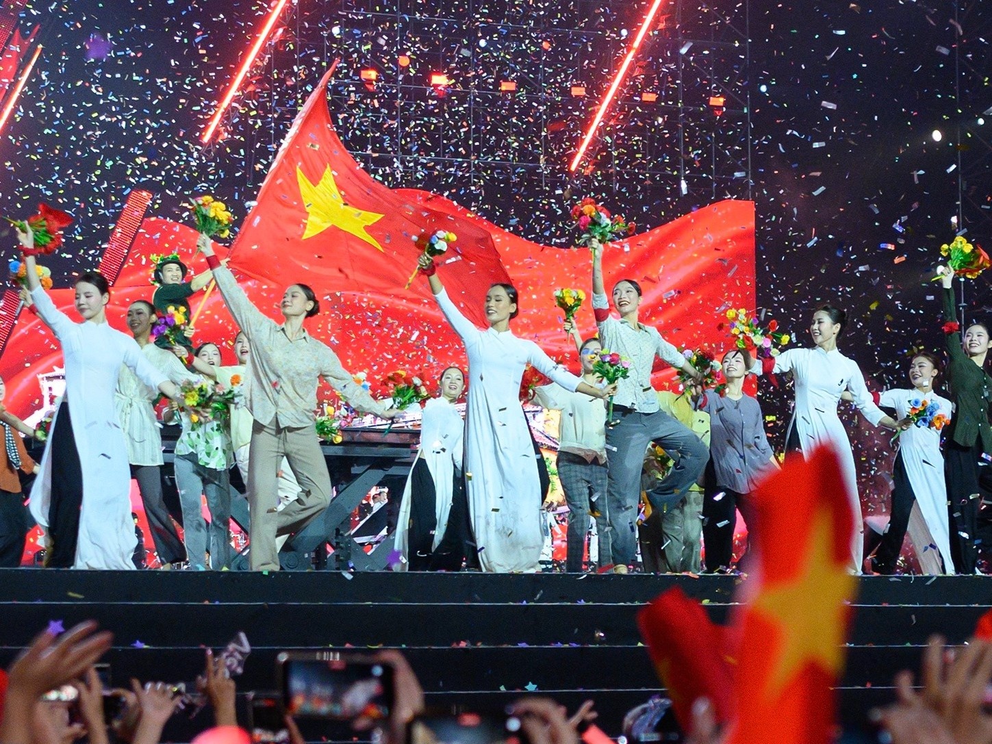 40.000 khán giả đội mưa và khoảnh khắc hào hùng tại 'concert quốc gia'