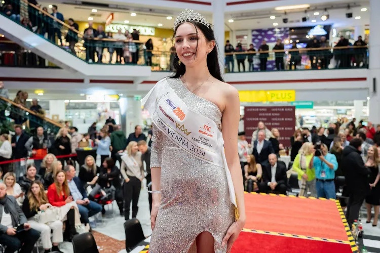 Hoa hậu &Aacute;o ảnh 2
