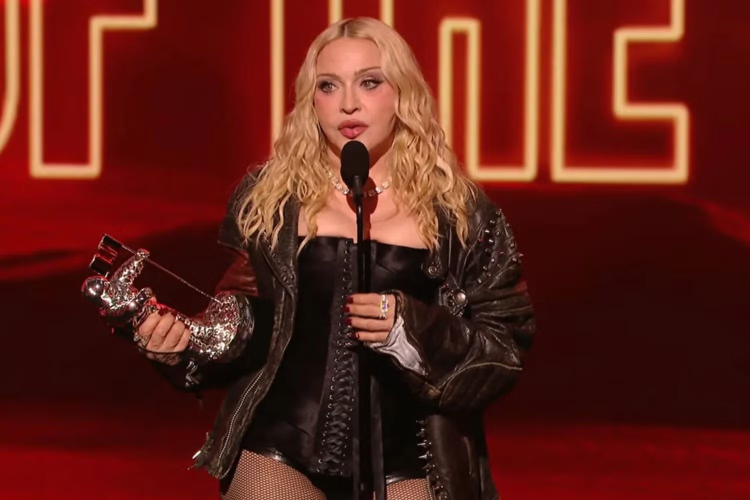Taylor Swift lập kỷ lục, Madonna thắng đậm