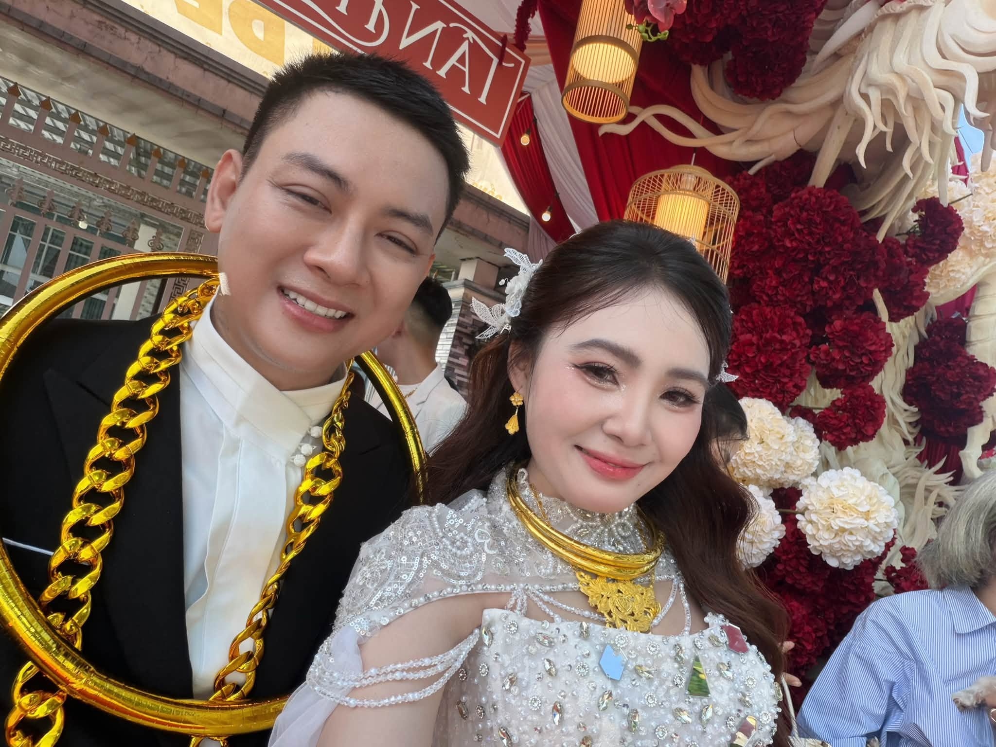 Hoài Lâm hạnh phúc bên vợ kém 9 tuổi