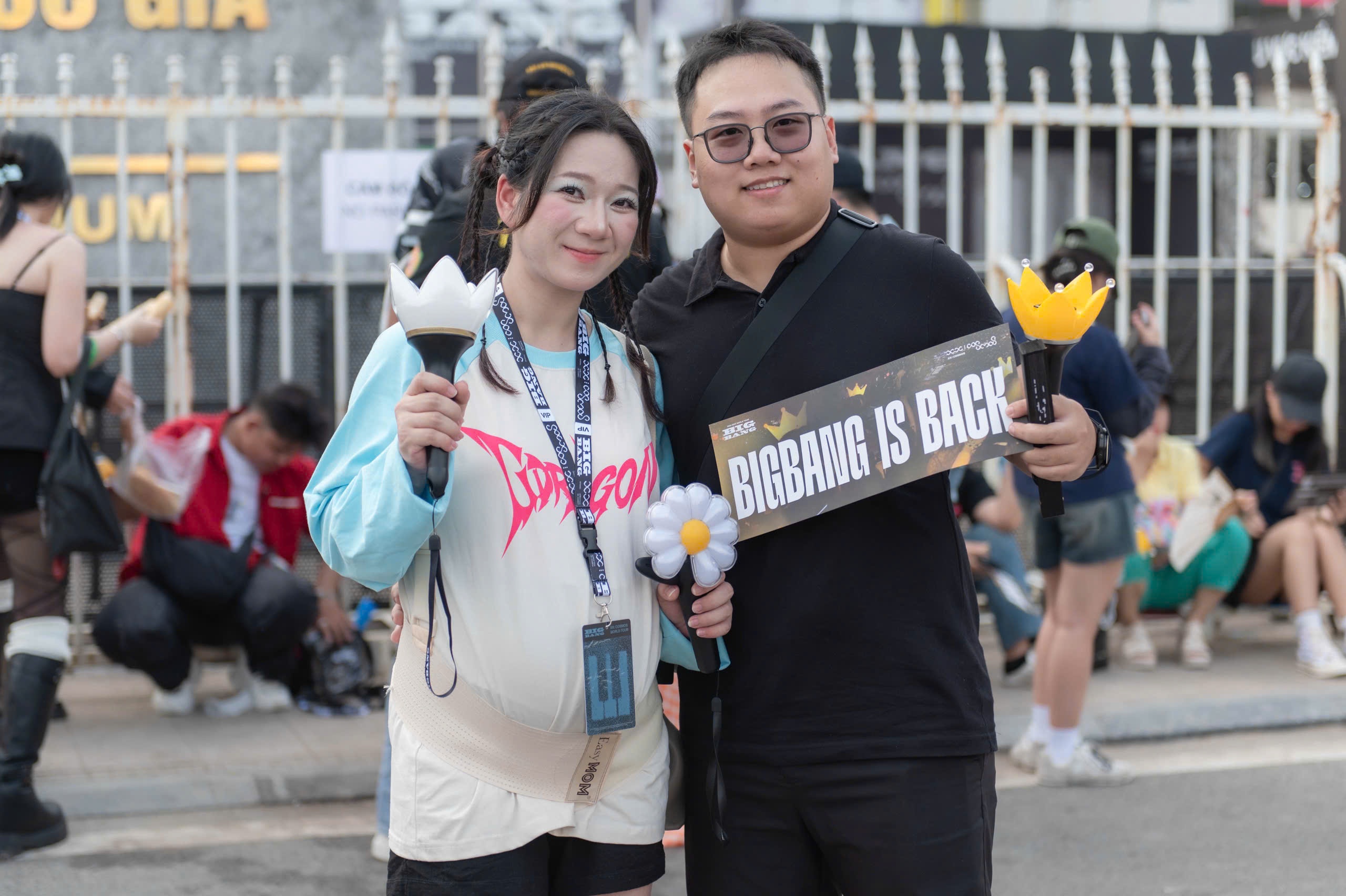 Khán giả vác bụng bầu đi xem concert BigBang ở Hà Nội, giá vé vẫn tăng