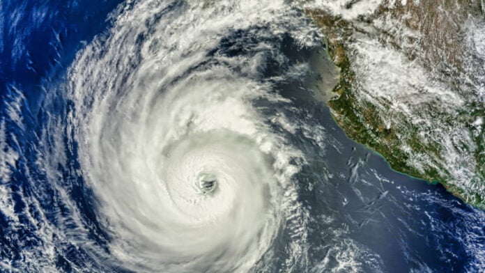 Hai con bao xoay quanh nhau tren Dai Tay Duong hinh anh