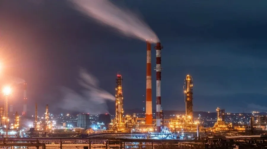 May bay khong nguoi lai tan cong nha may loc dau 90 nam tuoi cua Nga hinh anh