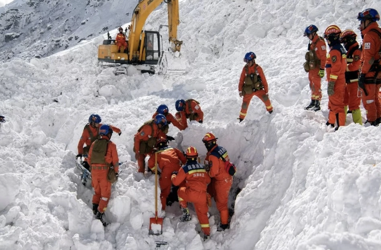 Gan 1.000 nguoi mac ket o Tay Tang do bao tuyet hinh anh