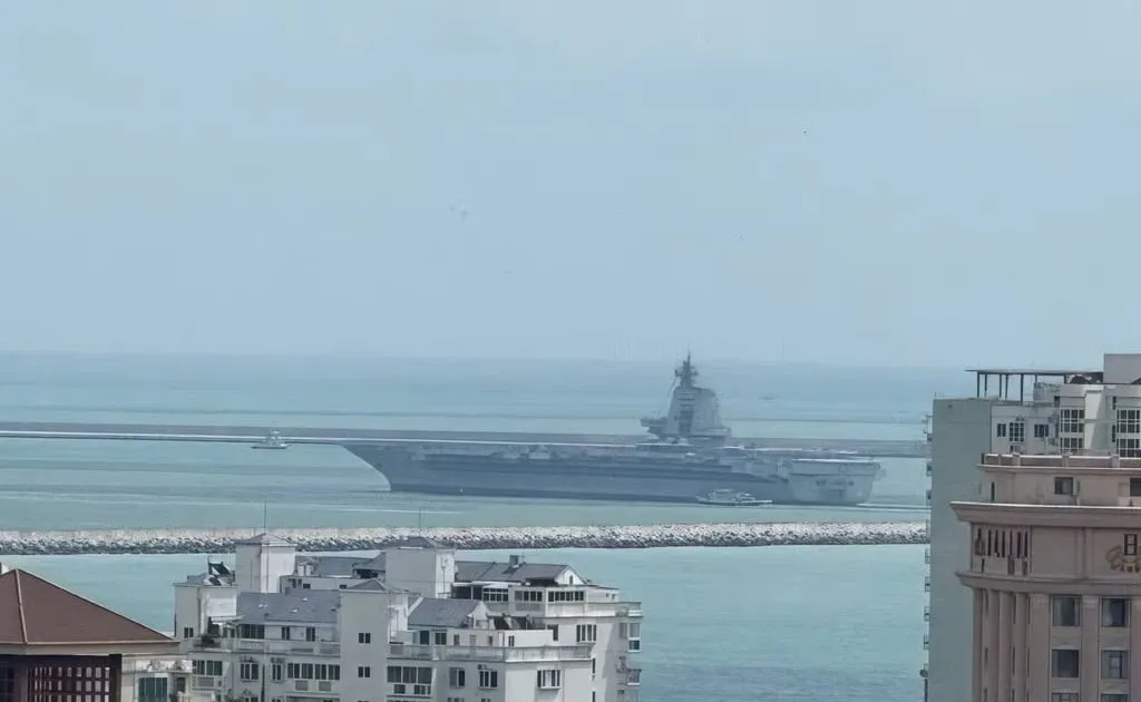 Tau san bay Phuc Kien xuat hien o dao Hai Nam hinh anh