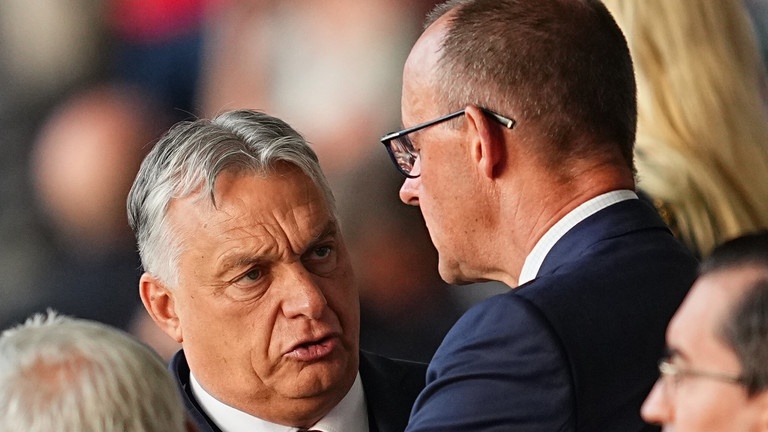 Thu tuong Duc va Hungary tranh cai ve cach doi pho Nga hinh anh