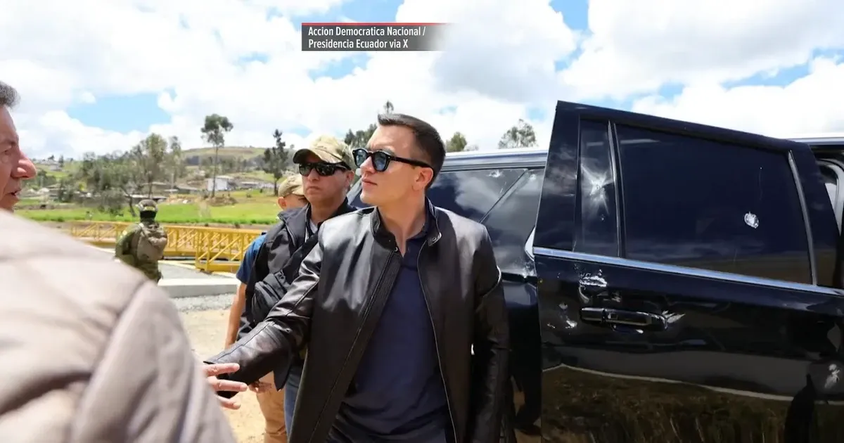 Doan xe cho Tong thong Ecuador bi nem da, trung dan hinh anh