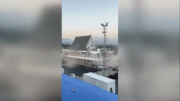 Khoảnh khắc nhà cửa đổ sập, người dân la hét khi động đất 7,7 độ ở Indonesia