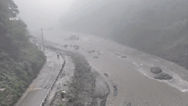 Khoảnh khoắc kinh hoàng lũ 'tử thần' quét qua biên giới Nepal - Trung Quốc