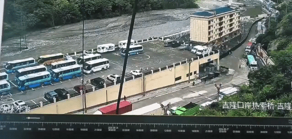 Tháo chạy trước khi lũ nuốt chửng khu phức hợp, 1.300 người mất tích