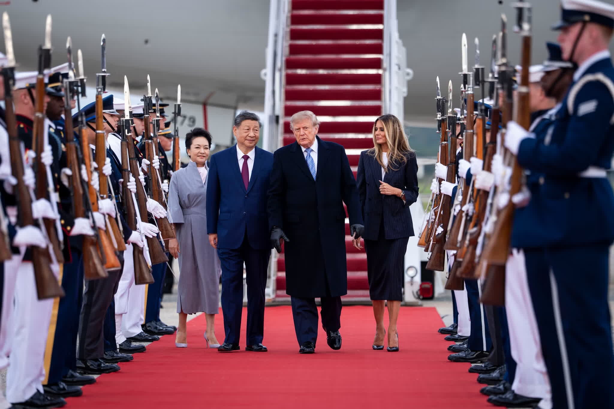 Tổng thống Trump đón Chủ tịch Tập Cận Bình tại Căn cứ Không quân Mỹ