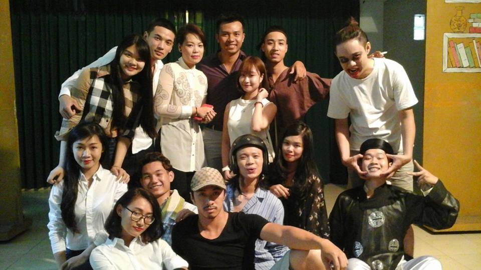 Thầy giáo trẻ Quang Tú và học trò của mình. Ảnh: