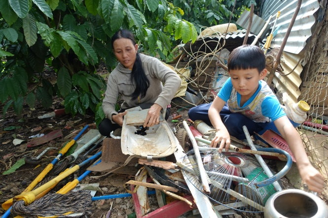 Mẹ con chị Nguyễn Thị Mai phân loại phế liệu trước khi mang đi bán - Ảnh: Mai Vinh