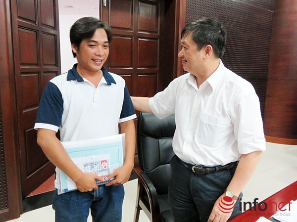 Phó Chủ tịch UBND TP Đà Nẵng Đặng Việt Dũng động viên thủy thủ Nguyễn Trần Minh An nỗ lực vì màu cờ sắc áo của Đà Nẵng, của Việt Nam (Ảnh: HC)