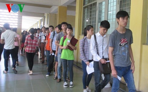 Thí sinh xếp hàng chờ rút hồ sơ tại ĐH Bách khoa Hà Nội