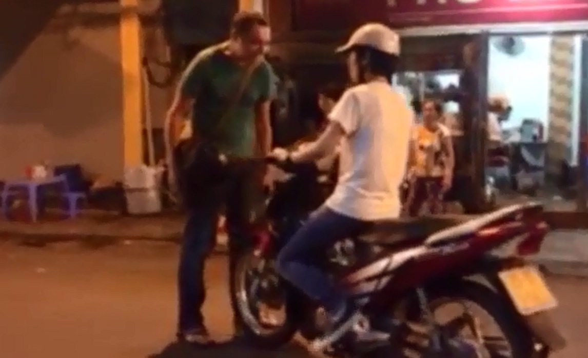 Hành động của người bạn ngoại quốc nhận được rất nhiều ủng hộ của dân mạng. Ảnh: Cắt từ clip.