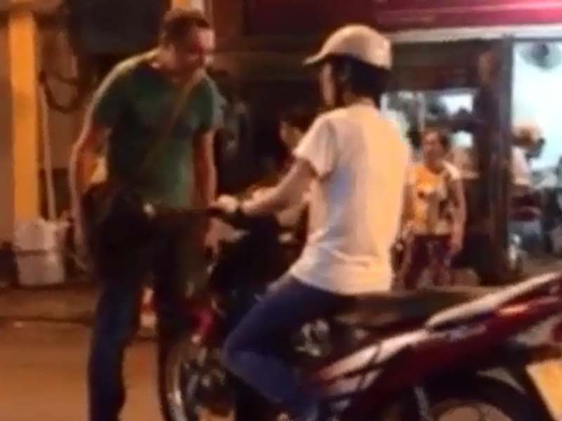 Clip ong Tay chan duong, bat co gai dat xe gay tranh cai hinh anh