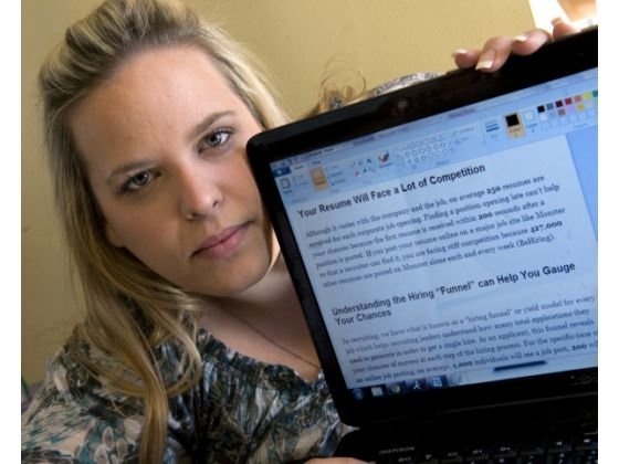 Nhiều người vẫn cầm bảng xin việc và đứng trên phố, chụp hình đăng trên mạng để mong một cái để mắt, một cơ hội đến với mình