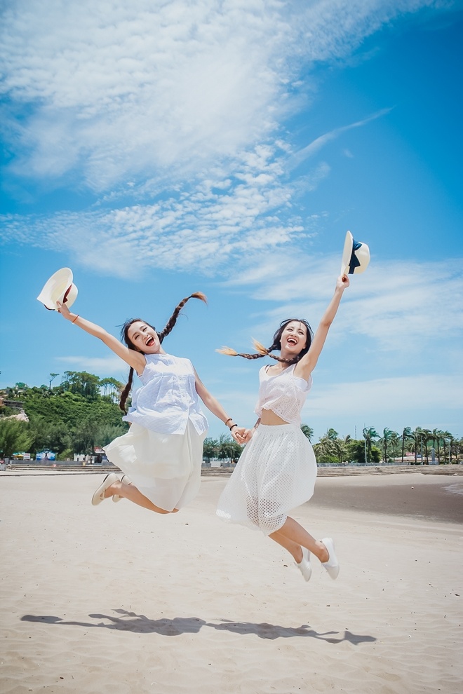 Cả Vân và Vy đều để mái tóc xoăn lạ thường nên ở trường 2 chị em thường được bạn bè gọi là “hai chị em mì sợi”.