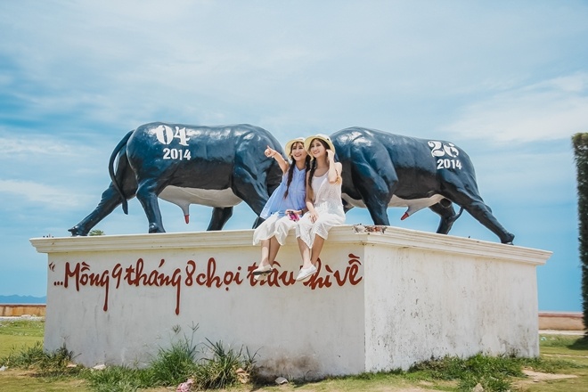 Trong những năm tháng học cấp 3, cả 2 đều có thành tích học tập tốt, Thảo Vân từng là bí thư và lớp trưởng của lớp còn Thảo Vy hay tham gia các hoạt động văn nghệ của trường, lớp.