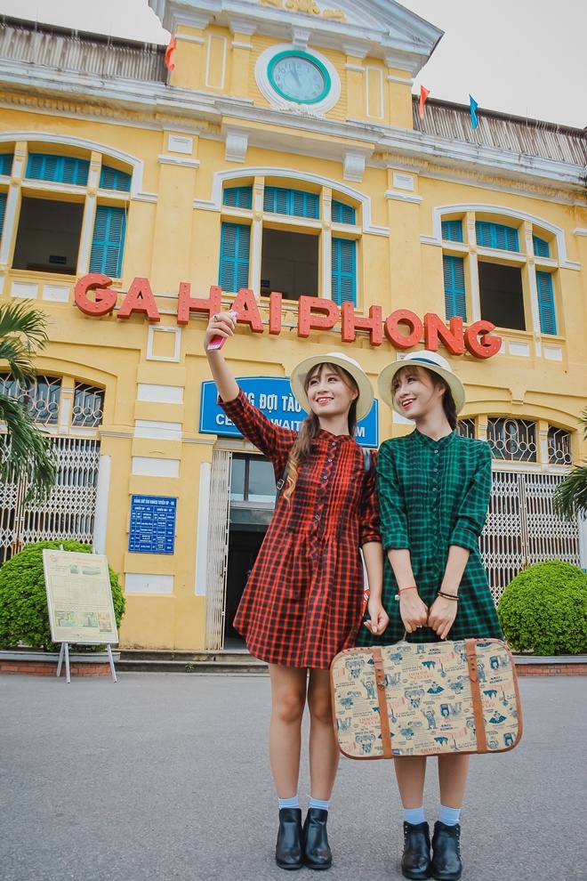 Chia sẻ về bộ ảnh độc đáo này, Thảo Vy cho cho biết: “Đây là bộ ảnh với ý tưởng là CHECK IN được anh Cường Min đưa ra, mình thấy ý tưởng này rất hay nên đã nhận lời. Bộ ảnh được chụp tại 1 số địa điểm hấp dẫn của Hải Phòng như: Hòn Dáu Resort, Đồ Sơn, Ga Hải Phòng,quảng trường nhà hát thành phố và vườn hoa Kim Đồng. Mình và Vân đã phải mất 2 ngày để hoàn thành bộ ảnh, từng địa điểm mihf lại mặc 1 bộ trang phục khác nhau tránh gây nhàm chán cho bộ ảnh. Cũng may mắn vì trong 2 ngày chụp thời tiết đều ủng hộ, tuy mệt nhưng sau khi xem lại thành quả thì bao nhiêu điều mệt mỏi tan biến hết. Sau khi những bức ảnh được chia sẻ lên facebook cá nhân thì mình thấy rất vui vì được mọi người ủng hộ”.