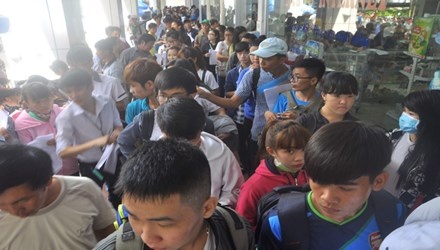 Thí sinh chen chúc xếp hàng rút - nộp hồ sơ xét tuyển ĐH, CĐ đợt 1 vừa qua. Ảnh: Nguyễn Dũng