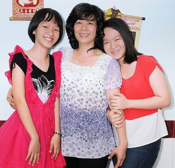 Mỗi khi nhớ mẹ, hai chị em Vy lại lấy ảnh ngày xưa ra xem và tự hứa sẽ cố gắng sống tốt để mẹ yên lòng. Ảnh: Thái Vy