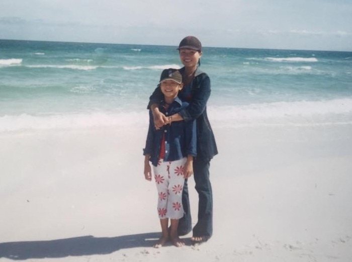 Bức ảnh ghi lại khoảnh khắc Thương và mẹ gặp lại nhau sau 9 năm xa cách. Ảnh: Hoài Thương