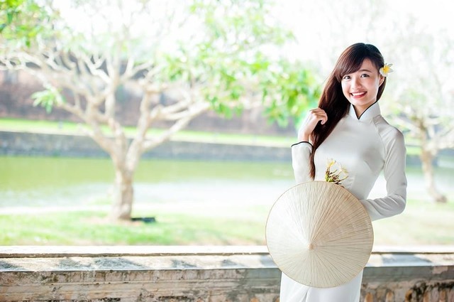 Không được may mắn như các bạn ở trên, tuổi thơ của cô hot girl Võ Ê Vo gặp phải nhiều sóng gió. Cô xa mẹ từ năm lên 4, từ lúc đó đến 