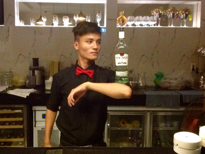 Chay mat, thuy tinh roi trung dau khi lam bartender hinh anh