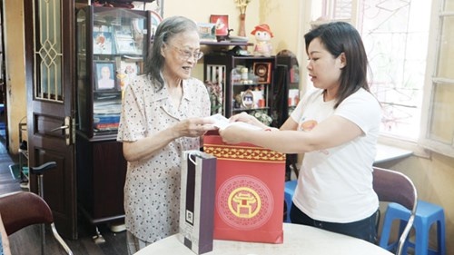 Đại diện phường đến thăm hỏi, tặng quà gia đình bà.
