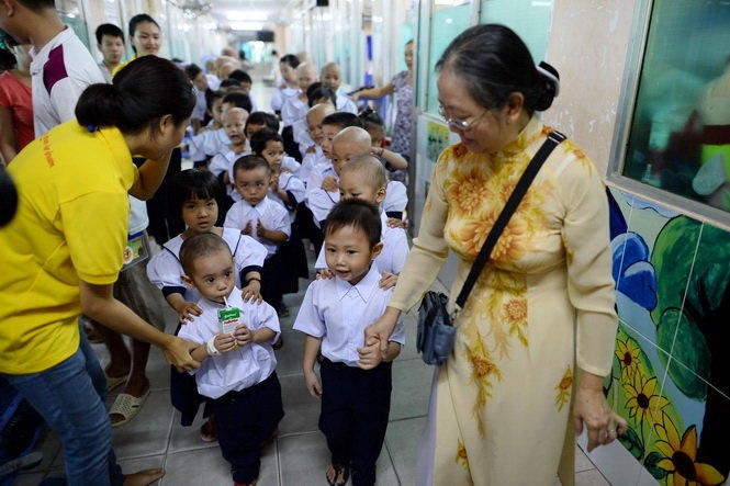 Không kèn, không trống. Chỉ gói gọn trong căn phòng 30m2. Nhưng thật nhiều tiếng cười của thầy cô tình nguyện, nhất là những nụ cười lấp lánh hi vọng của các em. Lặng lẽ đâu đó còn là những giọt nước mắt thương yêu của các phụ huynh.