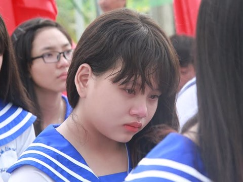 Nu sinh lop 12 ke ve me khien ca truong rot nuoc mat hinh anh