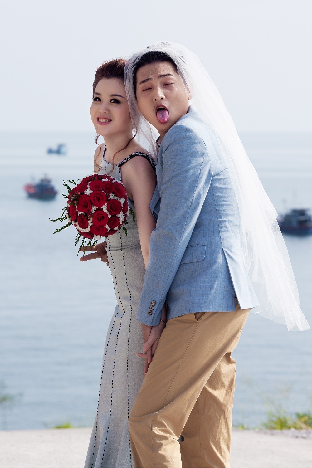 Ngoài giây phút lãng mạn, cặp đôi còn lưu giữ lại những khoảnh khắc vui nhộn, khiến cả ê-kíp 