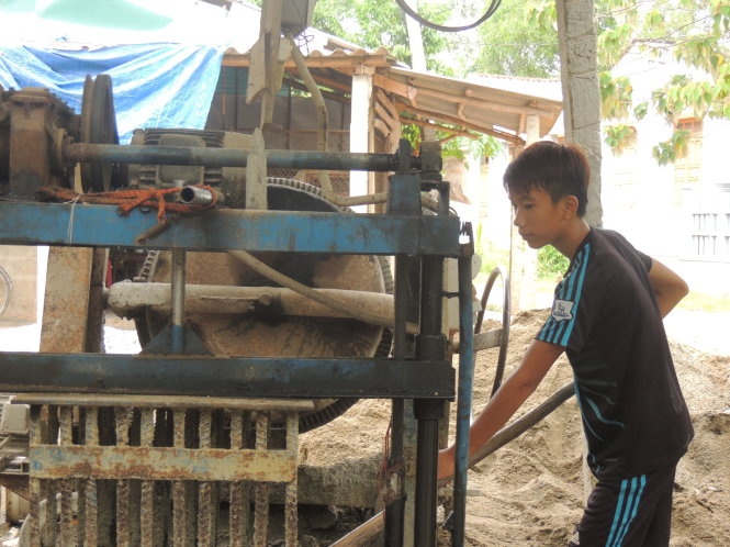 Hoc sinh bo hoc ngay dau nam hoc moi hinh anh