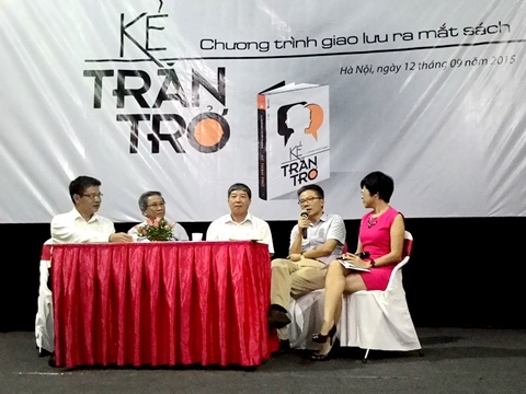 S Lương Hoài Nam (trái) và GS Ngô Bảo Châu có cuộc đối thoại đáng suy ngẫm về bệnh thành tích