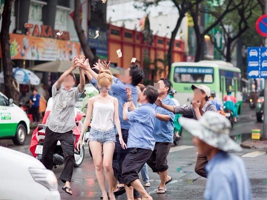Co gai vung tien giua duong - gia nao cho su noi tieng? hinh anh