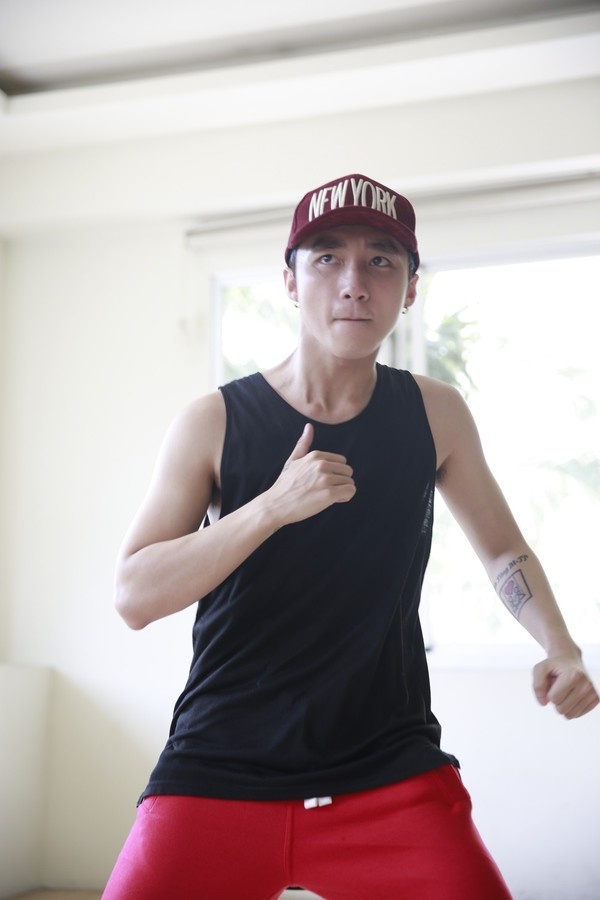 Hình ảnh Sơn Tùng M-TP mướt mồ hôi tập luyện cho đêm chung kết chương trình Giọng hát Việt 2015 được đại gia đình Sky chia sẻ nhiều. 