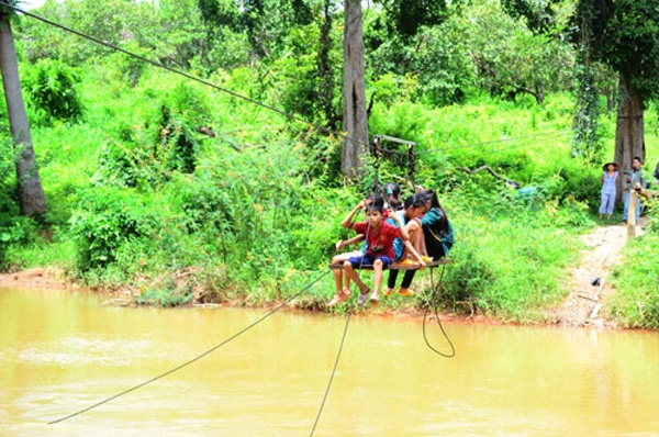 Đu cáp treo qua suối đến trường ở xã Ia Dom, huyện Đức Cơ, tỉnh Gia Lai. Ảnh: Hoàng Thanh
