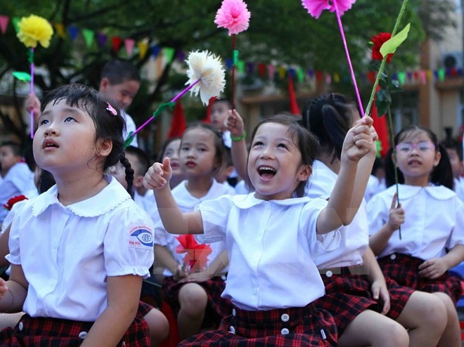 Dung to chuc thu bao hiem tu nguyen trong cac truong hoc hinh anh