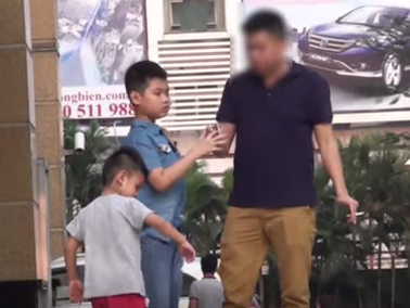 Clip cau be lop 3 xin lua hut thuoc gay tranh cai hinh anh